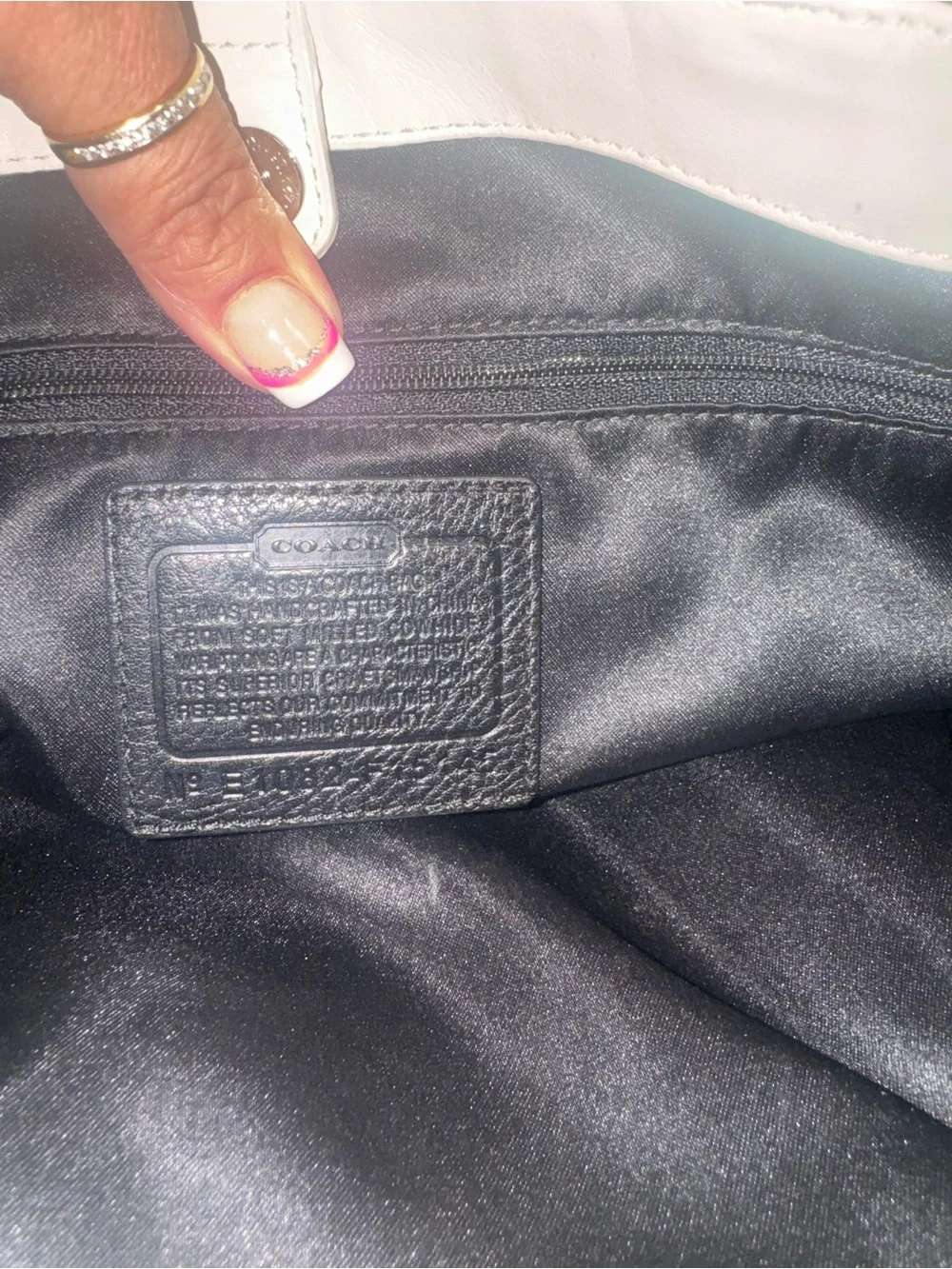 Coach KISS LOCK Taupe Pebbled Leather Shoulder Bag in EUC with 2 Hang Tags